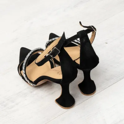Ne-ati cerut, noi am ascultat ! 😉
De azi avem o noua colecție de sandale cu toc, găsești primele modele aici: https://www.exclusives.ro/incaltaminte/sandale/sandale-alice-crystals-8cm